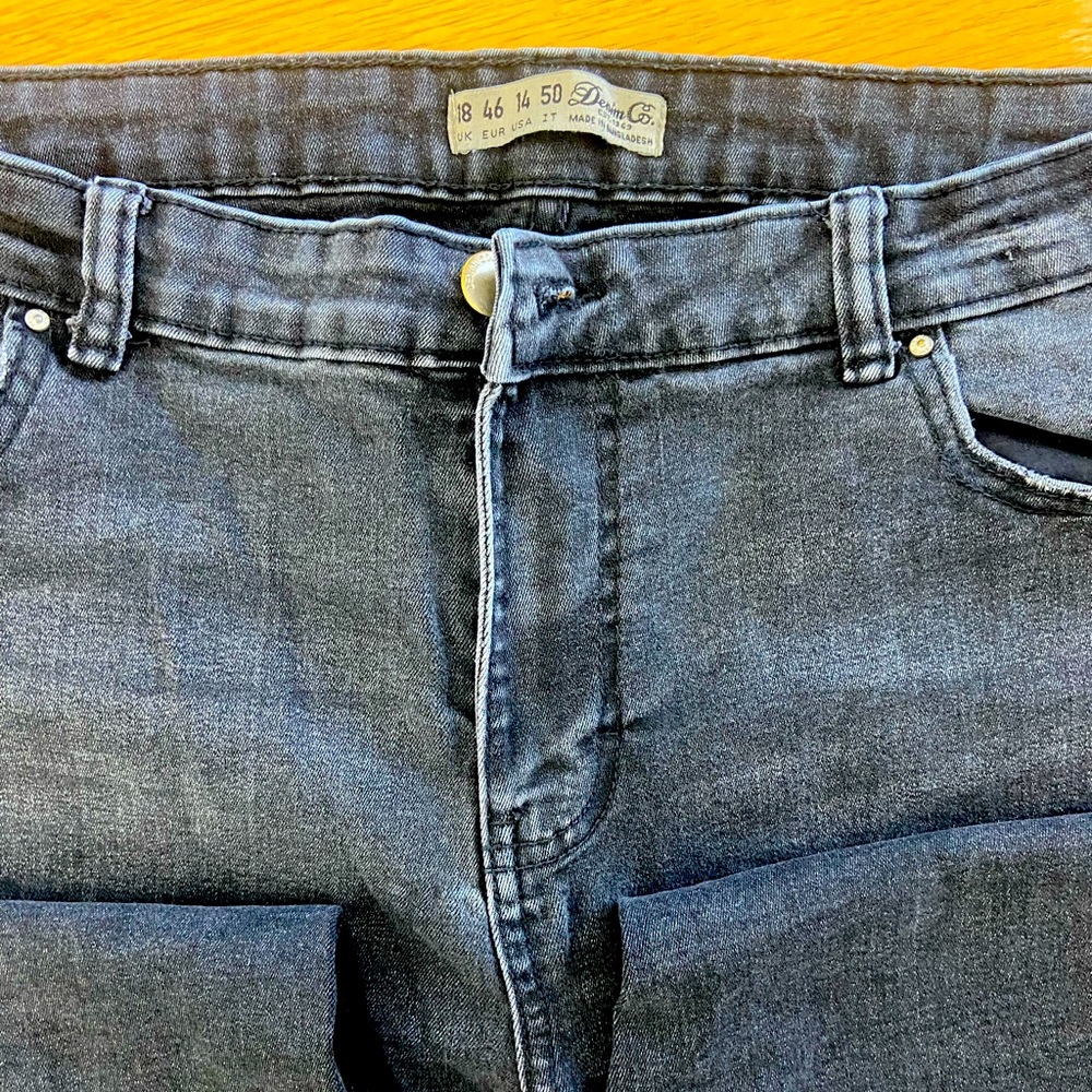 Denim & Co black distressed skinny jean, size 14